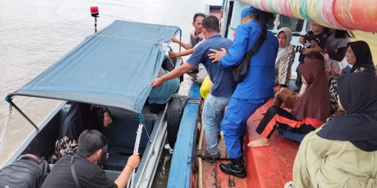 Ambulans Apung Polda Sumsel Selamatkan Nelayan di Banyuasin