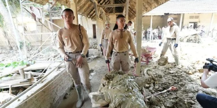 Praja IPDN Bantu Bersihkan Lumpur di Istana Benua Raja Aceh Tamiang