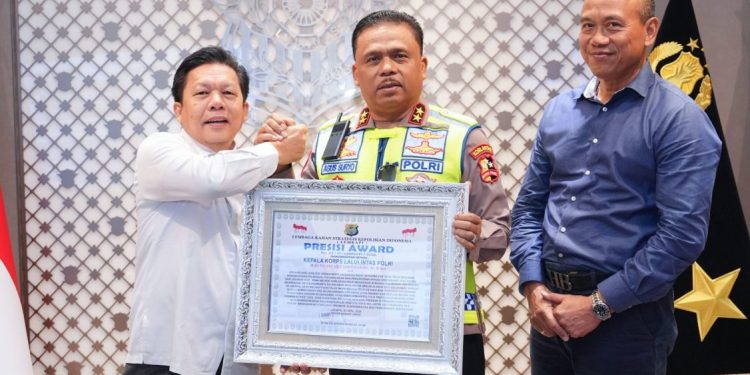 Kakorlantas Polri Terima Penghargaan Presisi Award dari Lemkapi