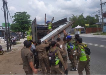 Satpol PP Palangka Raya Tertibkan Reklame Tanpa Izin