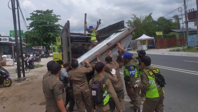 Satpol PP Palangka Raya Tertibkan Reklame Tanpa Izin