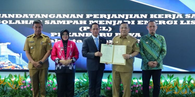 Pemprov Riau Teken MoU PSEL untuk Pengelolaan Sampah Berkelanjutan