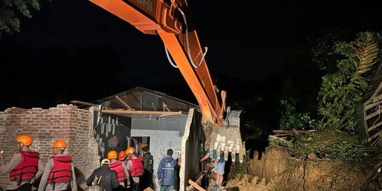 Tim Brimob Dikerahkan untuk Pencarian Korban Banjir dan Longsor di Sembahe