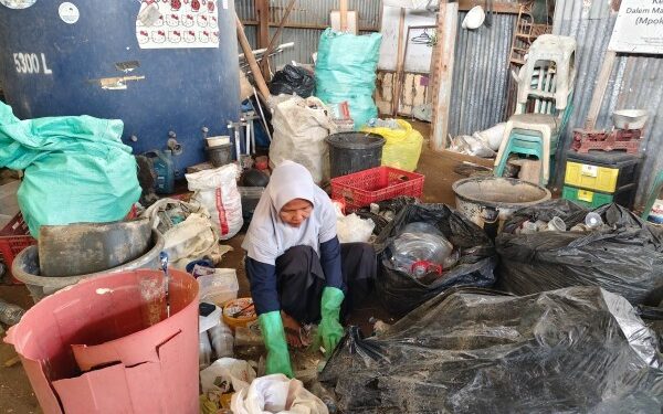 Mpok Damira Bojonegoro Berhasil Ubah Sampah Jadi Produk Ekonomis