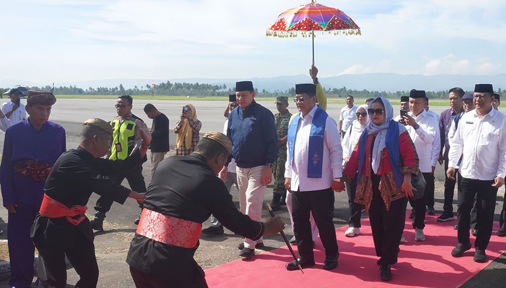 Wakil Menteri Transmigrasi Disambut Upacara Adat di Gorontalo