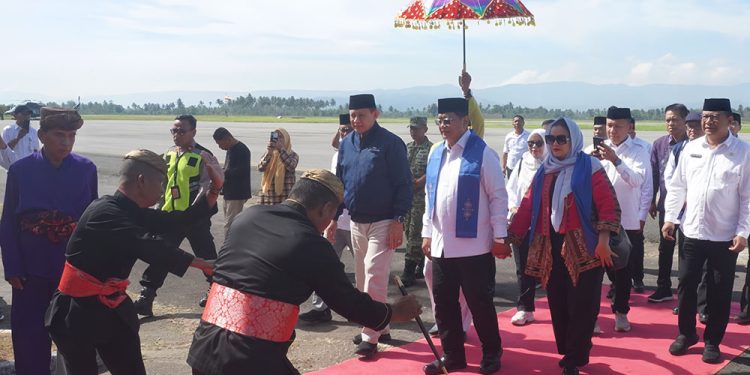 Wakil Menteri Transmigrasi Disambut Upacara Adat di Gorontalo