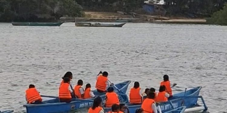 Polda NTT Berikan Bantuan Perahu untuk Akses Sekolah di Rote