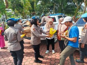 Polwan dan Bhayangkari Polda Kaltim Distribusikan Bantuan Minyak Goreng