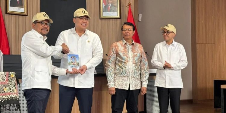 Pemerintah Perkenalkan Buku Saku untuk Akses Program Bantuan