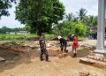 Babinsa di Sumenep Aktif Bantu Warga, Dorong Semangat Gotong Royong