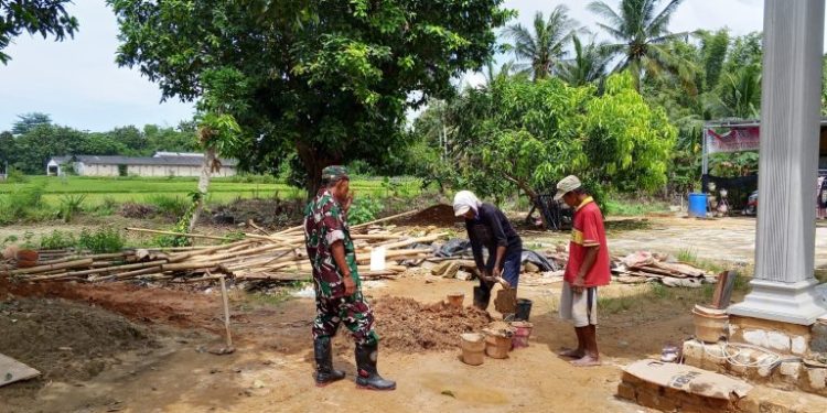 Babinsa di Sumenep Aktif Bantu Warga, Dorong Semangat Gotong Royong