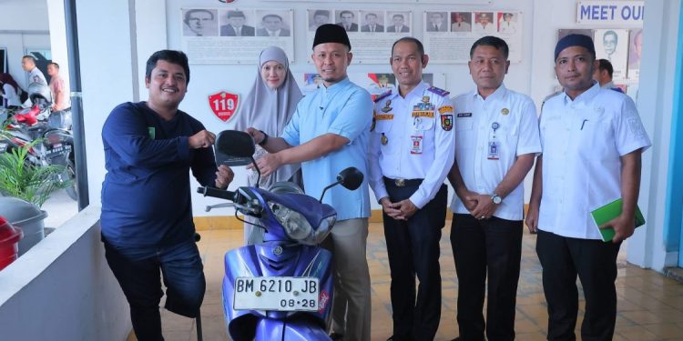 Wali Kota Pekanbaru Berikan Sepeda Motor untuk Warga Disabilitas