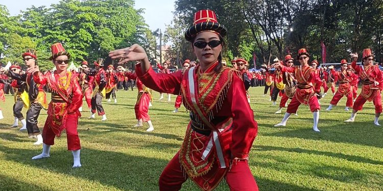 Ribuan Pelajar Batang Pecahkan Rekor MURI Lewat Tari Babalu