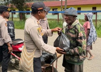 Polda Papua Tengah Salurkan Bantuan Sembako ke Masyarakat Dogiyai