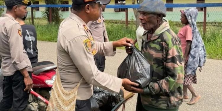 Polda Papua Tengah Salurkan Bantuan Sembako ke Masyarakat Dogiyai