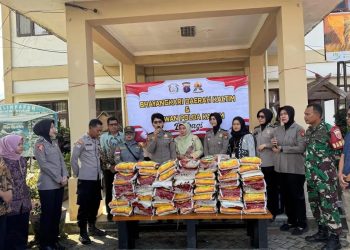 Polwan dan Bhayangkari Polda Kaltim Salurkan 125 Karung Beras untuk Warga Lamaru