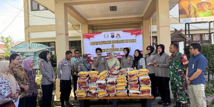 Polwan dan Bhayangkari Polda Kaltim Salurkan 125 Karung Beras untuk Warga Lamaru