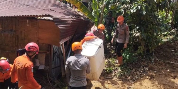 Polda Sumatera Utara Lakukan Evakuasi Korban Longsor di Deli Serdang