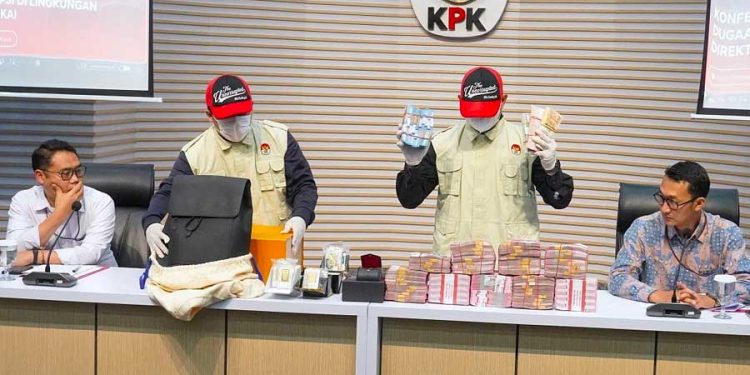 Mendagri Tito Karnavian Soroti Dampak Sistem Pilkada Langsung terhadap Korupsi