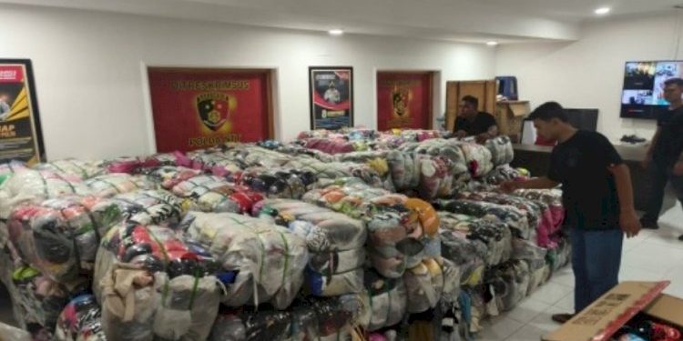 Polda NTT Ungkap Jaringan Penyelundupan Pakaian Bekas Ilegal, 157 Ballpress Disita