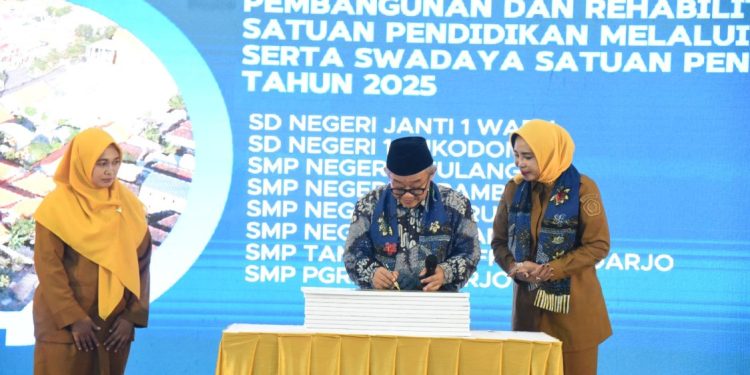 Kemendikdasmen Salurkan 1.577 Smartboard untuk Revitalisasi Sekolah di Sidoarjo