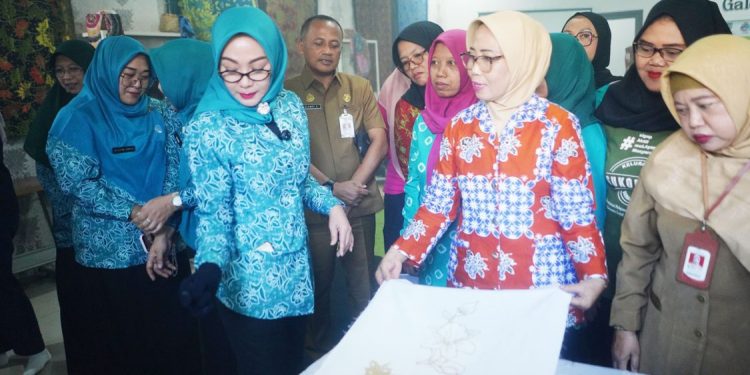 Pelatihan Batik Cap di Probolinggo Tingkatkan Keterampilan Perempuan