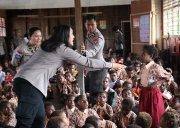 Satgas Damai Cartenz Adakan Bakti Sosial di SD Negeri Pomako 1