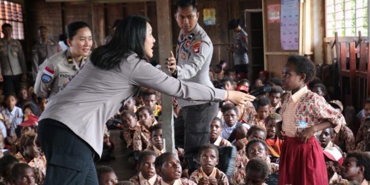 Satgas Damai Cartenz Adakan Bakti Sosial di SD Negeri Pomako 1