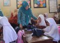 Kunjungan Bunda Guru Aceh Berikan Motivasi kepada Siswa Terdampak Banjir di Peureulak