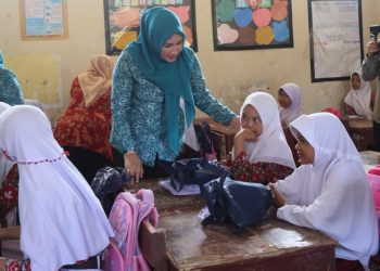 Kunjungan Bunda Guru Aceh Berikan Motivasi kepada Siswa Terdampak Banjir di Peureulak