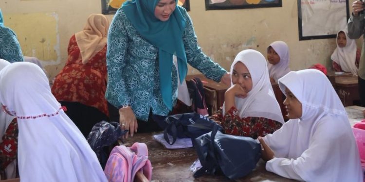 Kunjungan Bunda Guru Aceh Berikan Motivasi kepada Siswa Terdampak Banjir di Peureulak
