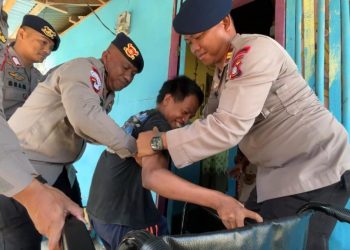 Brimob Gegana Gorontalo Berikan Bantuan kepada Warga Disabilitas