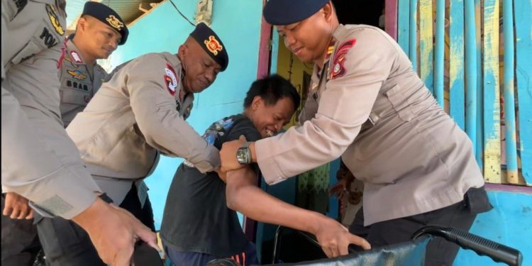 Brimob Gegana Gorontalo Berikan Bantuan kepada Warga Disabilitas