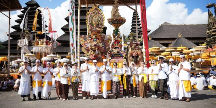 Korlantas Polri Gelar Upacara Adat di Pura Besakih untuk Kemala Run 2026