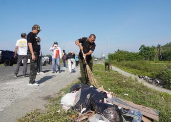 Satpol PP Gorontalo Lakukan Aksi Bersih di Sepanjang GORR