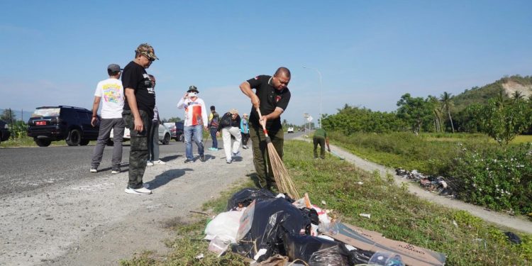 Satpol PP Gorontalo Lakukan Aksi Bersih di Sepanjang GORR
