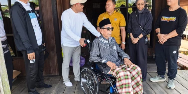 Pemkab Hulu Sungai Utara Salurkan Bantuan Kursi Roda untuk Lansia dan Disabilitas