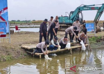 Polda Metro Jaya Tebar Bibit Ikan di Bekasi untuk Dukung Ketahanan Pangan