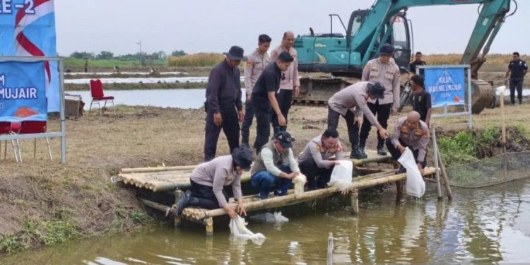 Polda Metro Jaya Tebar Bibit Ikan di Bekasi untuk Dukung Ketahanan Pangan