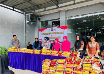 Polwan Polda Kaltim dan Bhayangkari Distribusikan Bantuan Sosial di Balikpapan