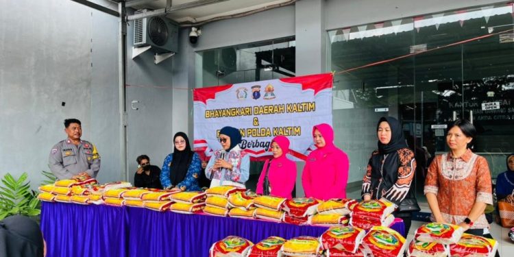 Polwan Polda Kaltim dan Bhayangkari Distribusikan Bantuan Sosial di Balikpapan