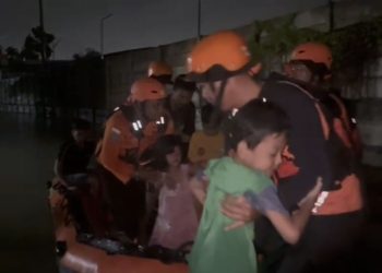 Basarnas Pekanbaru Selamatkan Warga Terjebak Banjir di Rumbai Timur