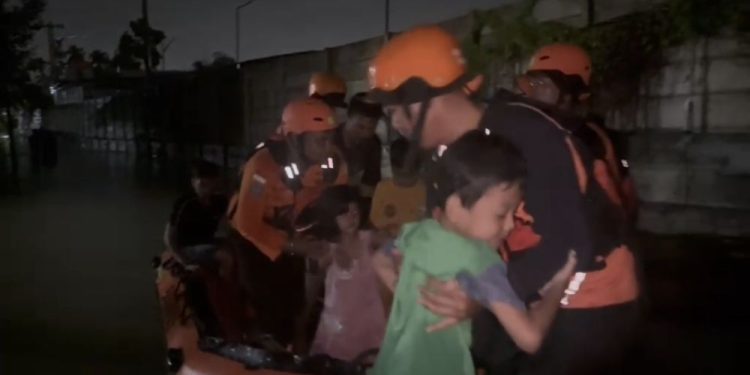 Basarnas Pekanbaru Selamatkan Warga Terjebak Banjir di Rumbai Timur