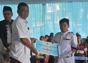 PWI dan BPI Batang Berikan Bantuan Alat Tulis untuk Pelajar