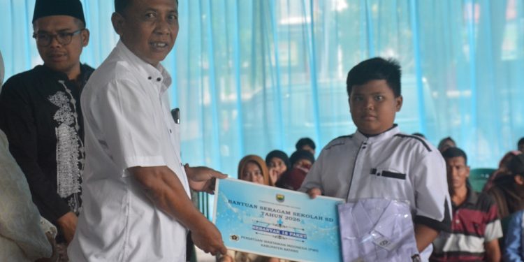 PWI dan BPI Batang Berikan Bantuan Alat Tulis untuk Pelajar