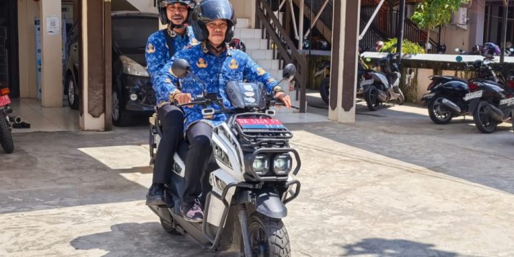 Diskominfosandi Hulu Sungai Utara Mulai Gunakan Motor Listrik untuk Operasional