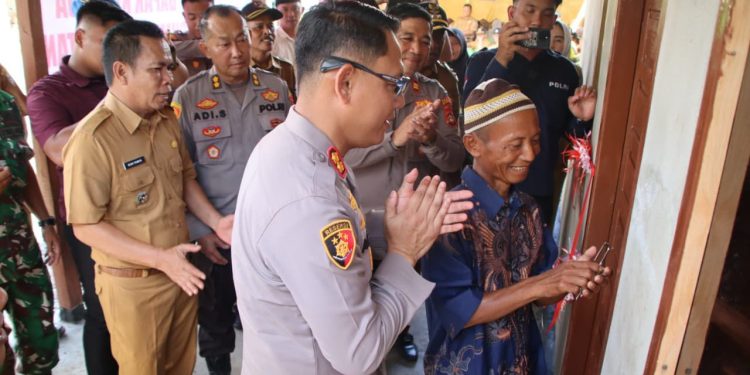 Kapolda Sumsel Berikan Bantuan Rumah untuk Petani Lansia di OKU Timur