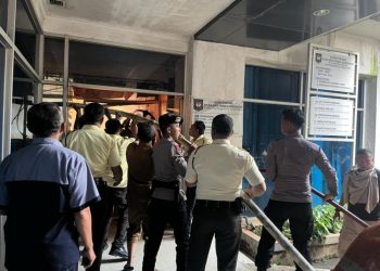 Brimob Polda Metro Jaya Turun Tangan Padamkan Kebakaran di Gedung Kemendagri