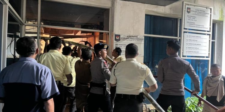 Brimob Polda Metro Jaya Turun Tangan Padamkan Kebakaran di Gedung Kemendagri