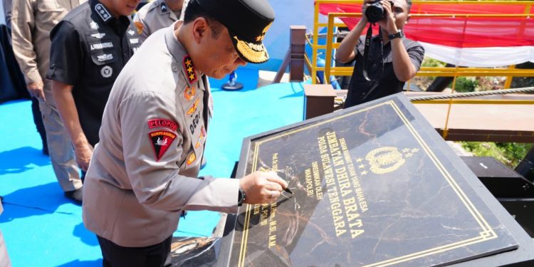 Wakapolri Meresmikan Jembatan Perintis “Dhira Brata” di Sulawesi Tenggara